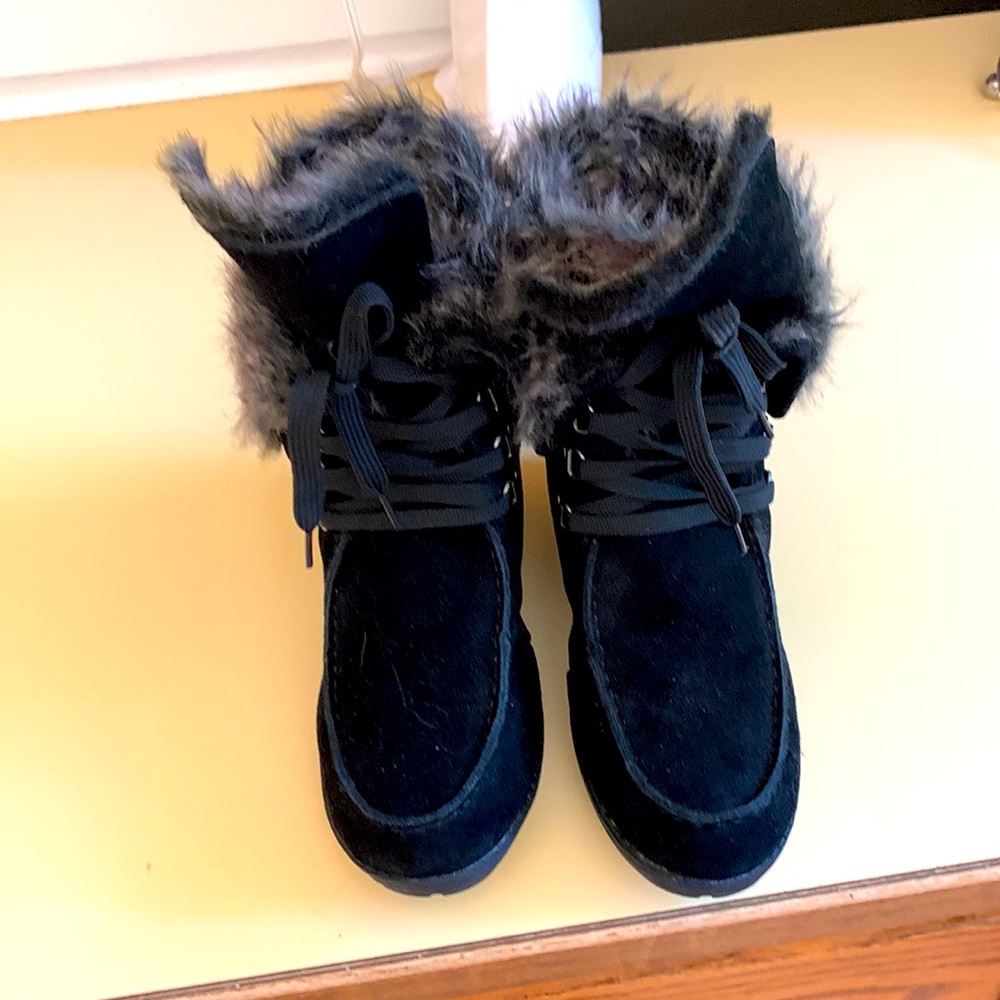 Women’s snow boots with heel. Gray fur trimmed.